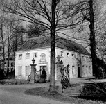843159 Gezicht op de zij- en achtergevel van het huis Queekhoven (Zandpad 39) te Breukelen, met centraal het ...
